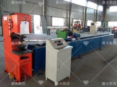 将板材、卷材等原材料送入冲床